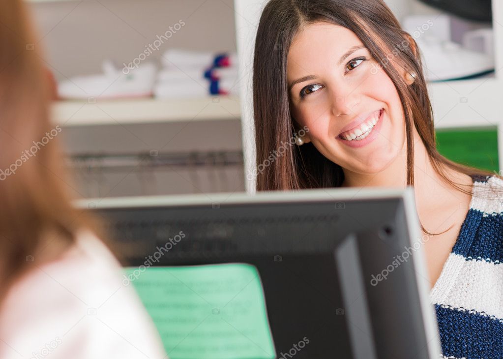 求一篇超市收银员我服务,我快乐作文,最好原