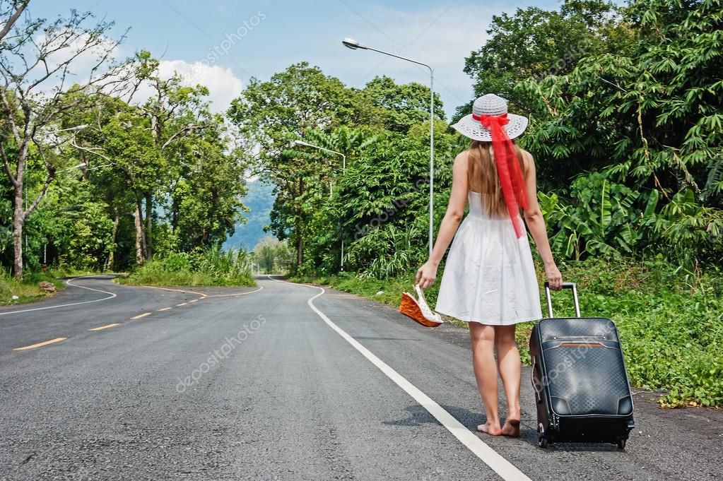 Resultado de imagen para mujer caminando de espaldas con maleta