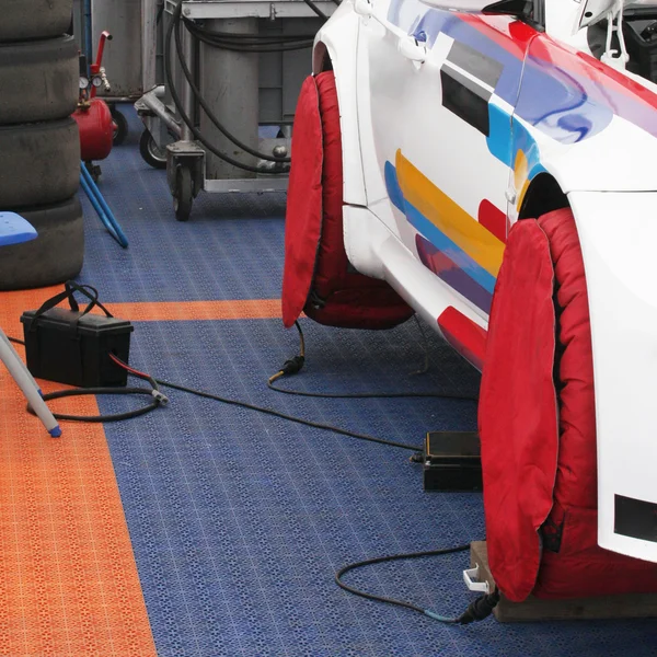 Device for heating wheel racing cars