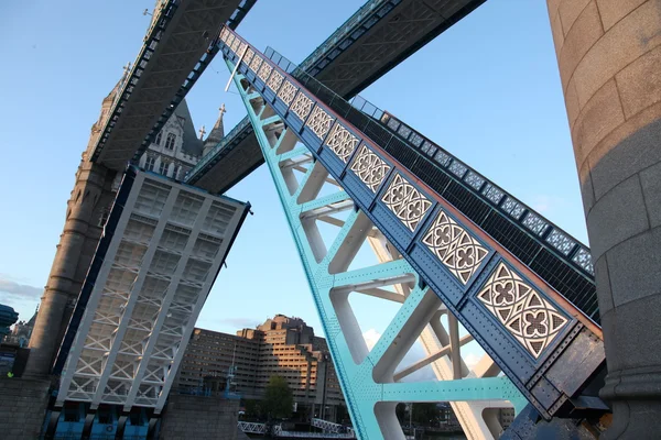 Span open Tower Bridge, London