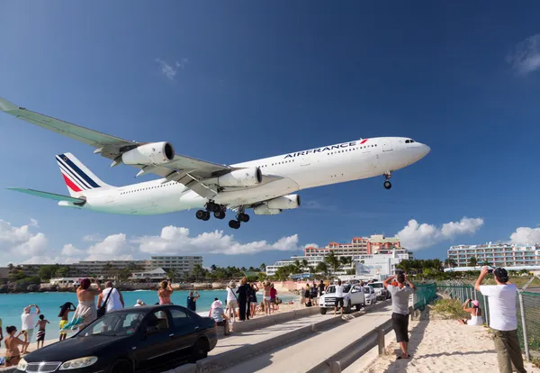 Airplane lands at Princess Juliana airport