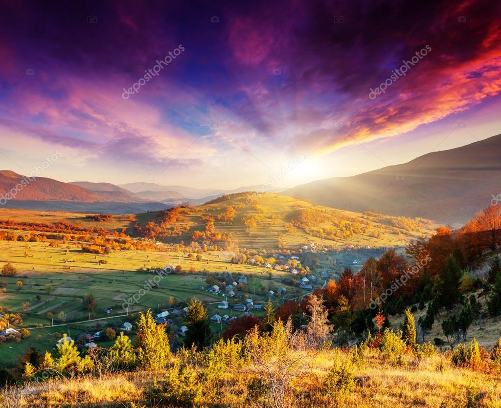 Paisagem de montanha com florestas coloridas — Fotografias de Stock