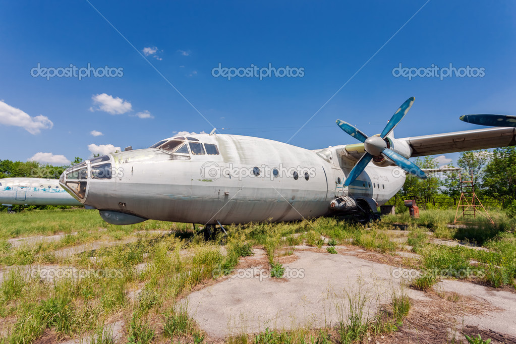 http://st.depositphotos.com/1000471/4805/i/950/depositphotos_48057425-SAMARA-RUSSIA---MAY-25-2014-Old-russian-aircraft-An-12-at-an-.jpg