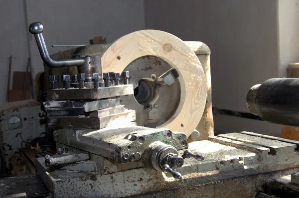 Lathe for cutting wood planks
