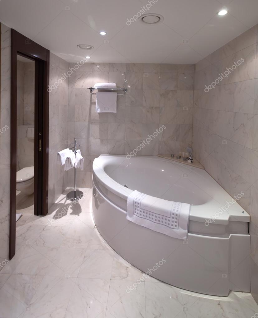 Réseau radialsalle de bain avec baignoire dangle — photographie ...