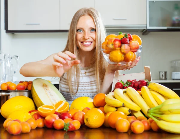 长头发的女人,以从表的水果 - 图库照片Jim_Fi