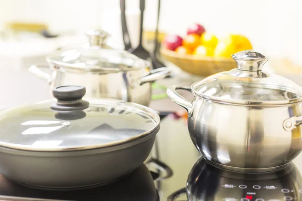 Ceramic hob with pans