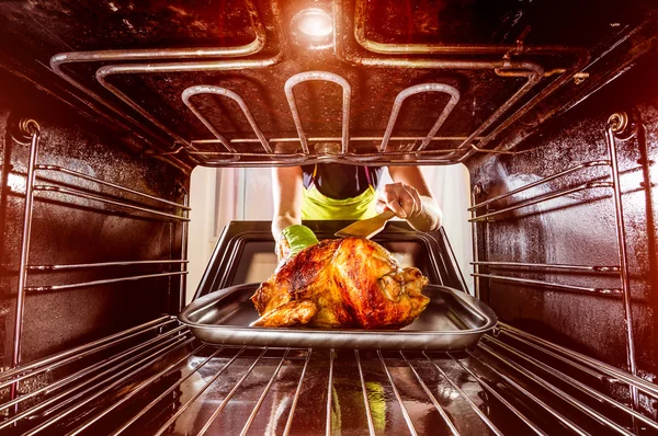 Cooking chicken in the oven at home.