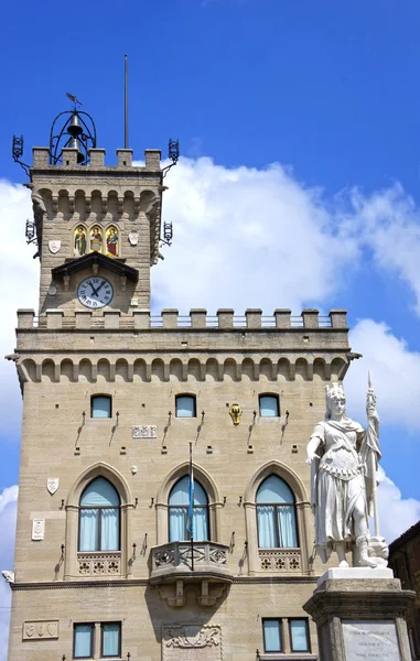 宫住和自由女神像在意大利圣马力诺 - 图库照片