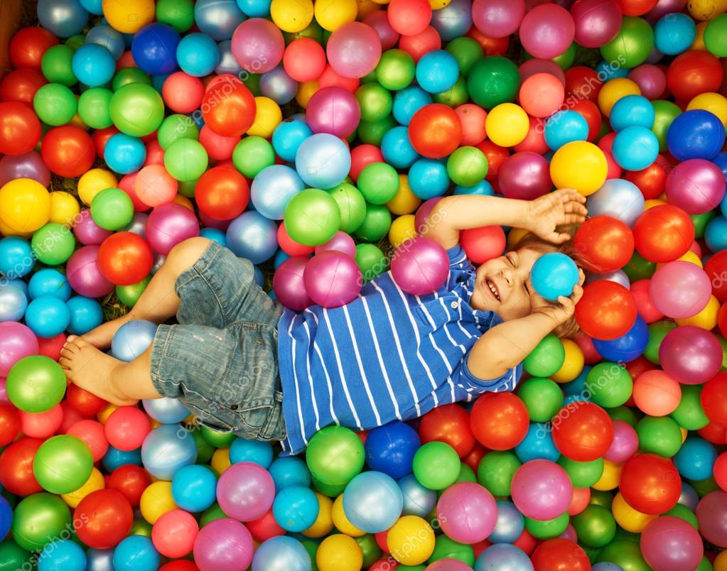 [تصویر:  depositphotos_31615203-Happy-child-playi...-balls.jpg]