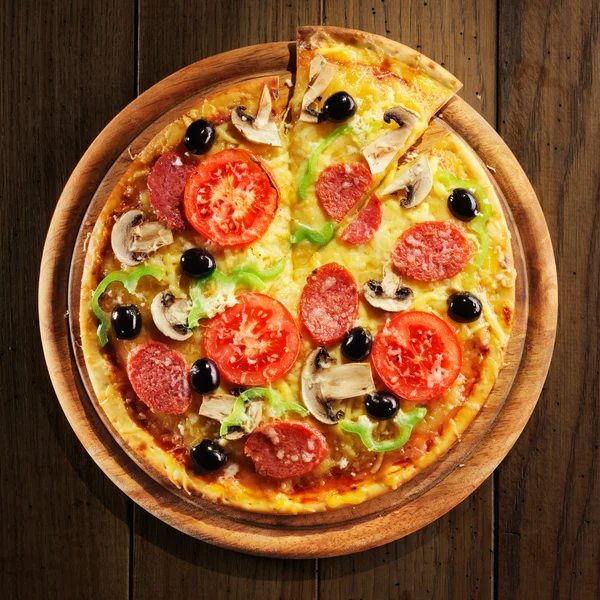 Pizza with ham, pepper and olives — Stock Photo #15552901