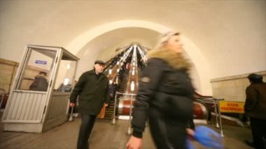 从共青团莫斯科地铁站的自动扶梯走 - 图库视频