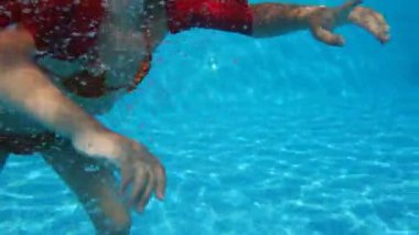 小女孩用充气手臂日本地震海啸在游泳池游泳