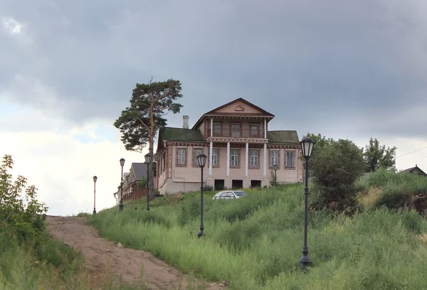 Pink house with a colonnade and a mezzanine on the street of Sviyazhsk