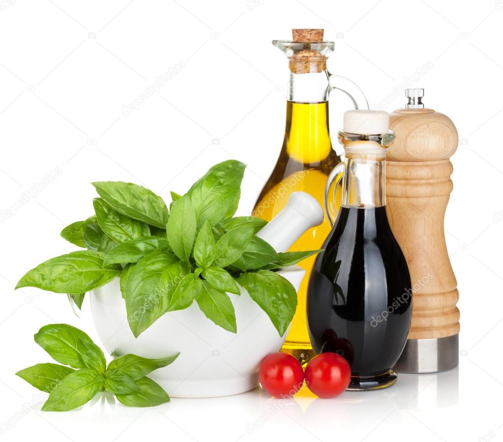 Olive Oil And Vinegar Bottles With Basil And Tomatoes — Stock - Olive Oil And Vinegar Bottles With Basil And Tomatoes — Stock Photo olive oil and vinegar bottles with basil and tomatoes — stock - olive oil and vinegar bottles with basil and tomatoes — stock photo