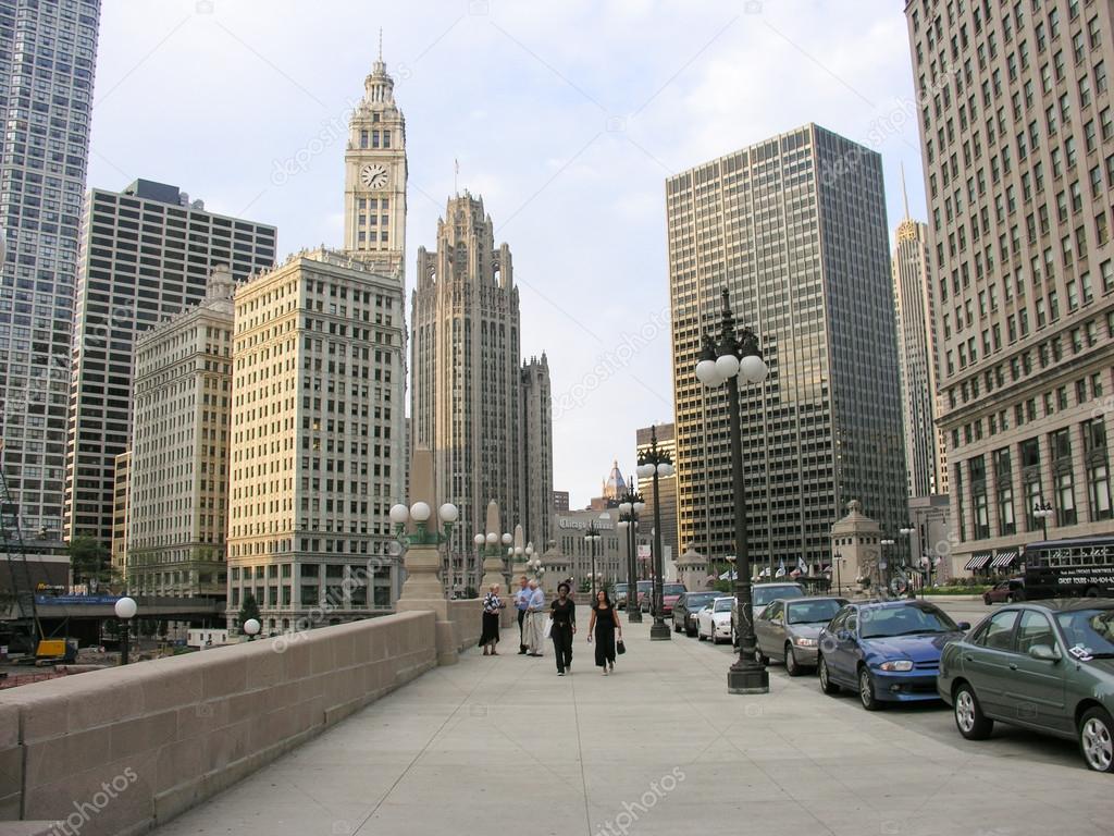 Chicago: Tourists walk in downtown streets – Stock Editorial Photo
