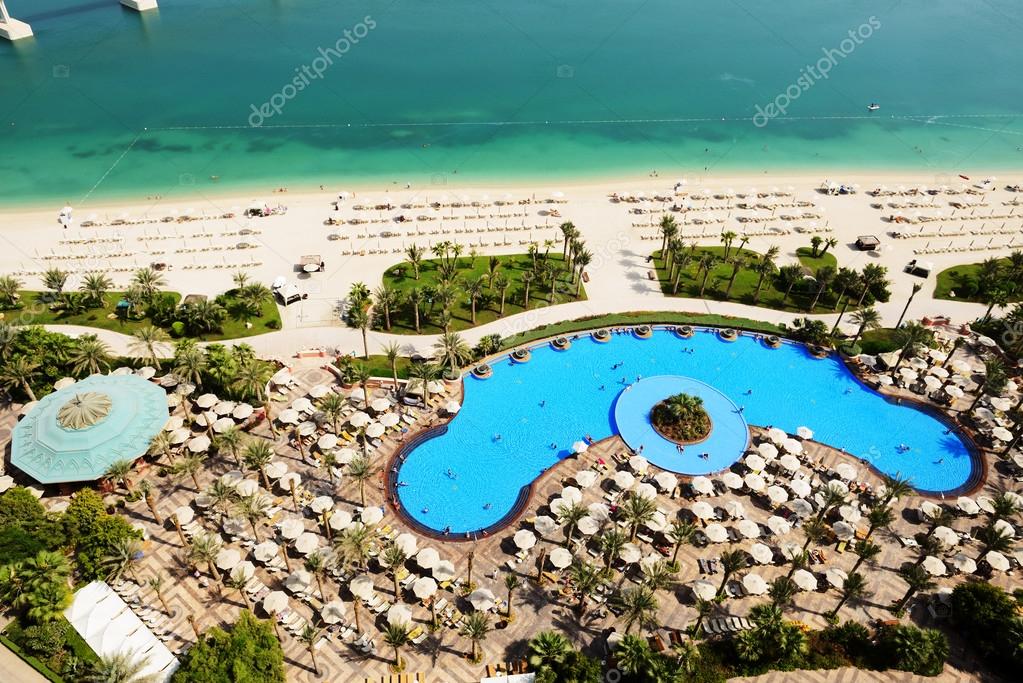 Ver os na praia na ilha artificial de palm jumeirah, dubai, Emirados