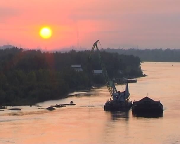 在一个湖的河砂开采-清空一些运输设备上的铲