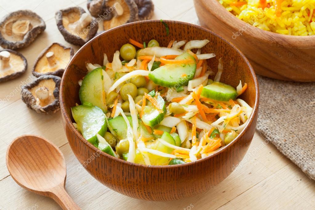 Ensalada de verduras en arco de madera rústica — fotos de stock ... Mesa con madera rústica en l