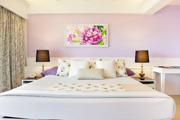 The contemporary pink bedroom