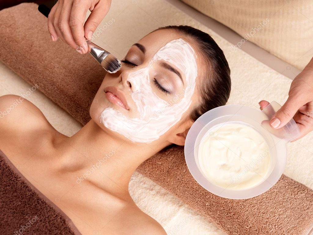 http://st.depositphotos.com/1001992/1623/i/950/depositphotos_16233443-Spa-therapy-for-woman-receiving-facial-mask.jpg