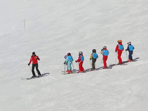 French children learn to ski