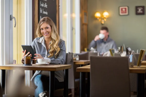 Pregnant Woman Using Digital Tablet In Coffeeshop — Stock Photo #26120257