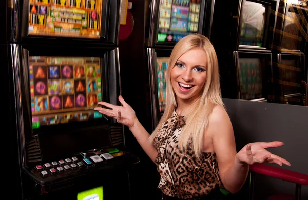 Wanita muda di Casino di mesin slot - Stock Image - Everypixel