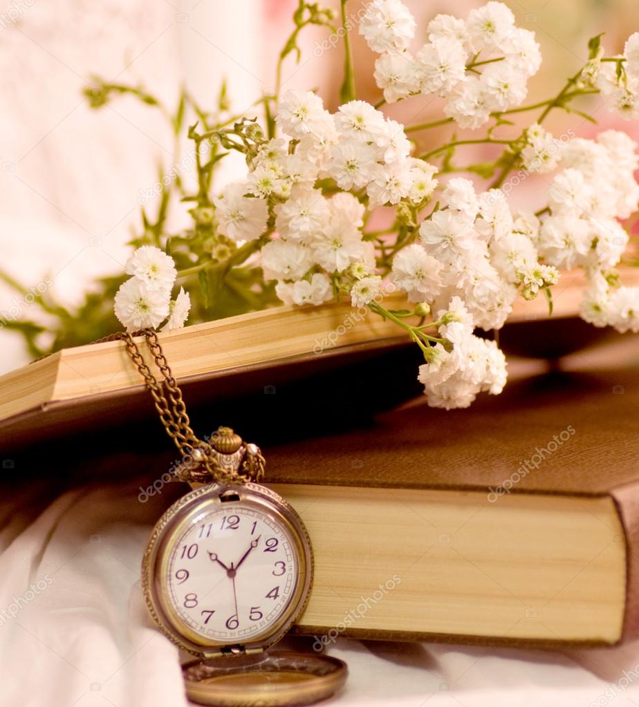 Libri depoca, orologio antico e fiori — foto stock © forewer #29243445 Orologio antico
