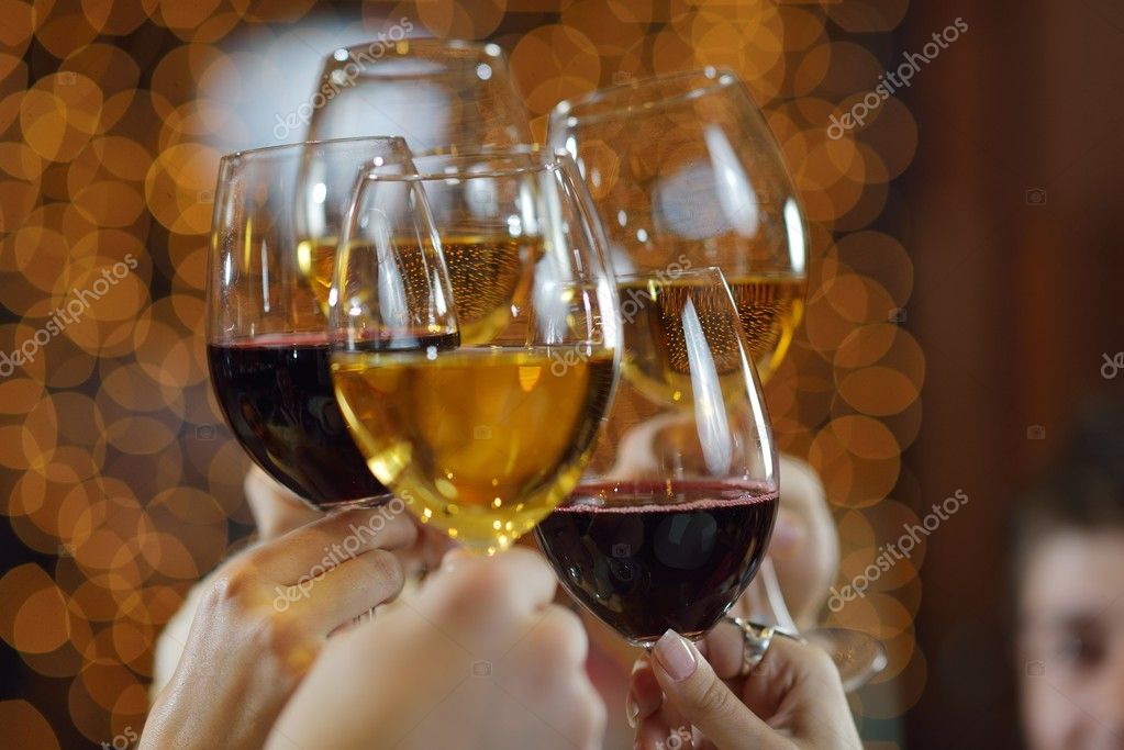 depositphotos_18099155-Hands-holding-the-glasses-of-champagne-and-wine.jpg