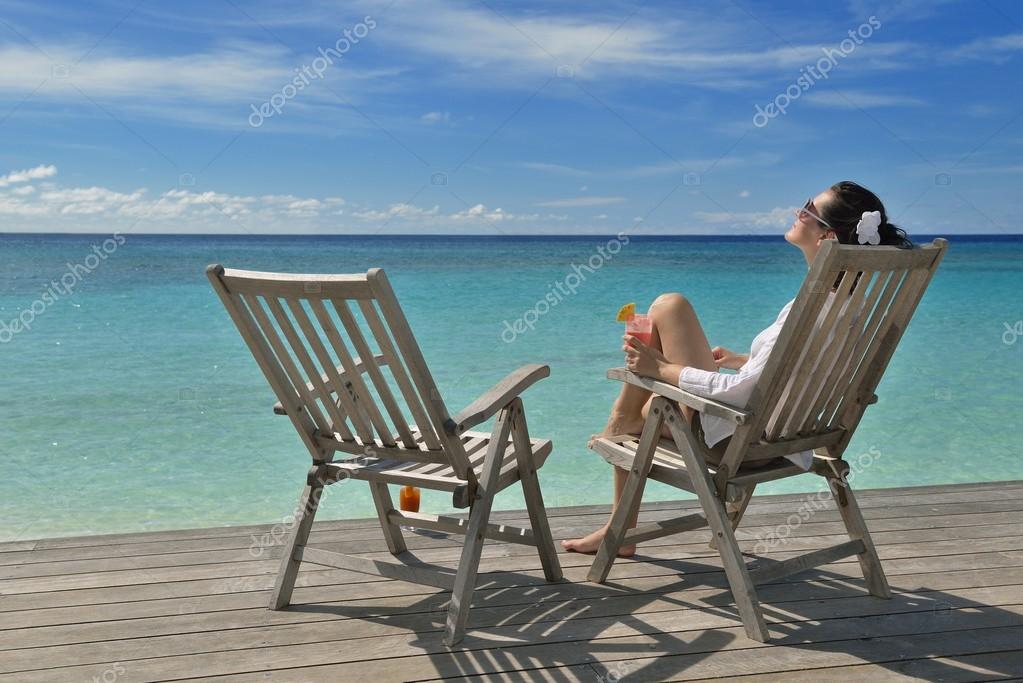 Risultati immagini per donna al mare