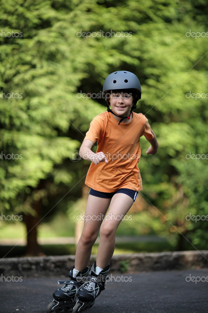 golaya-na-rolika-v-parke golaya-na-rolika-v-parke