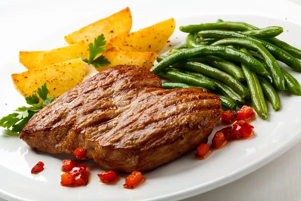 Grilled steak, potatos and green beans