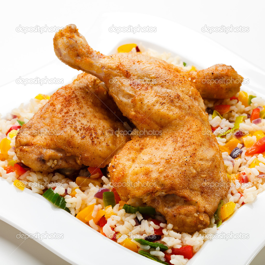 Gebratene Hähnchenschenkel mit Reis und Gemüse — Stockfoto © gbh007 ...