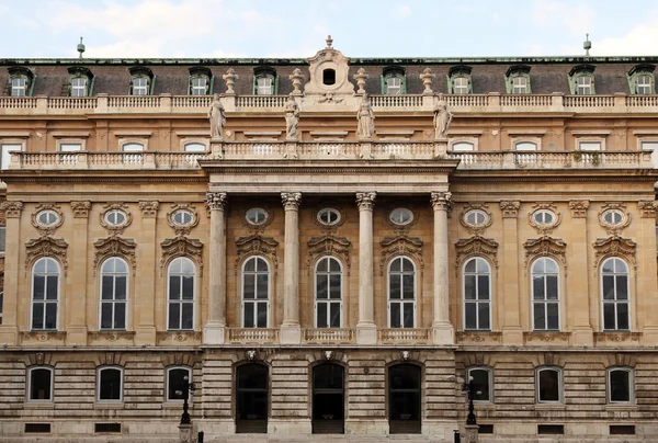 在匈牙利首都布达佩斯的老房子 - 图库照片goc