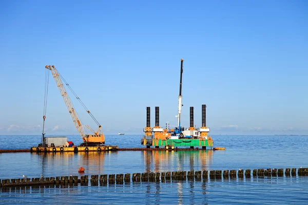 Floating dredging platform