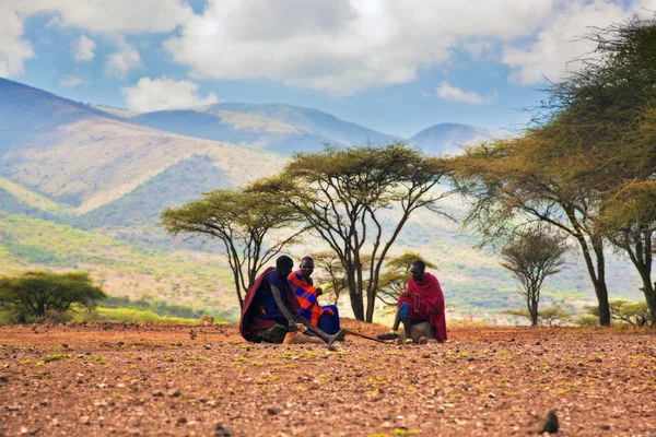 Maasai men sitting. Savannah landscape in Tanzania, Africa — Stock Photo #18596131