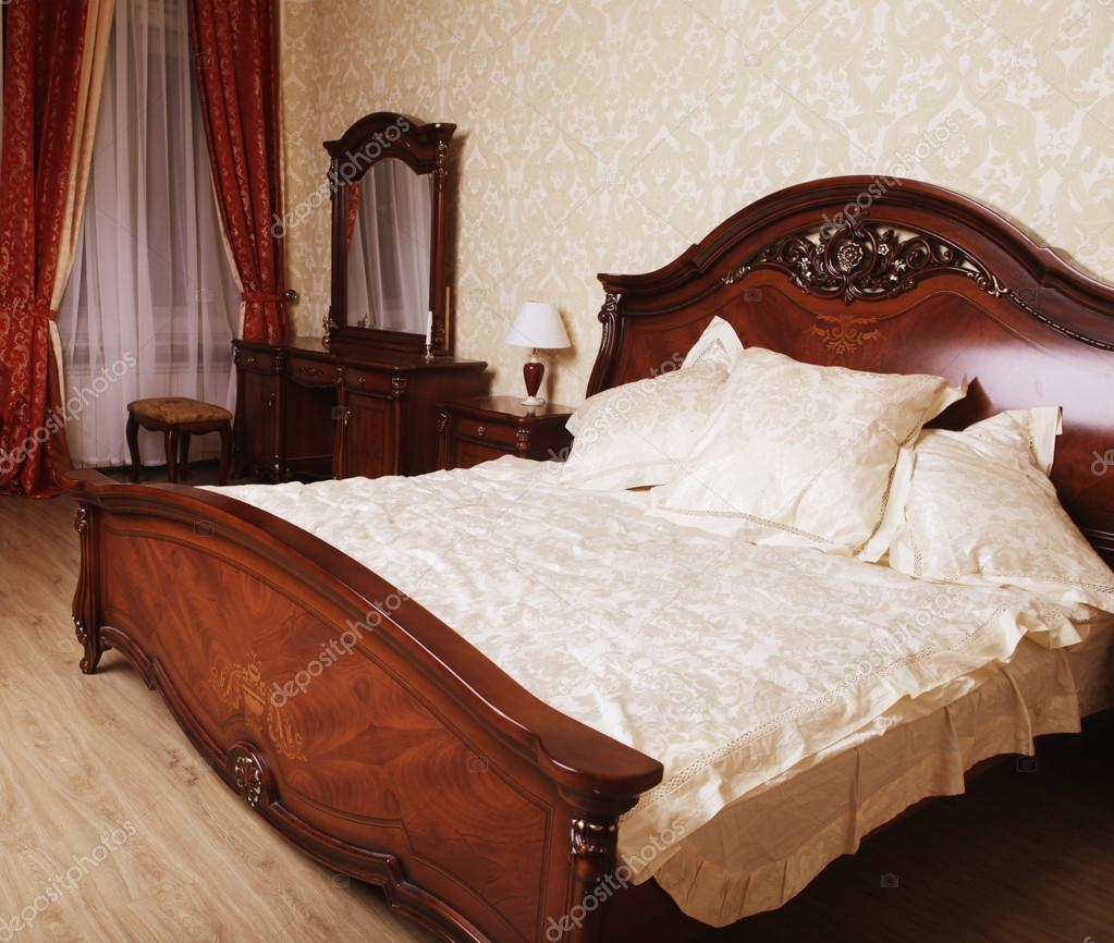 Intérieur moderne chambre à coucher style classique — photographie ...