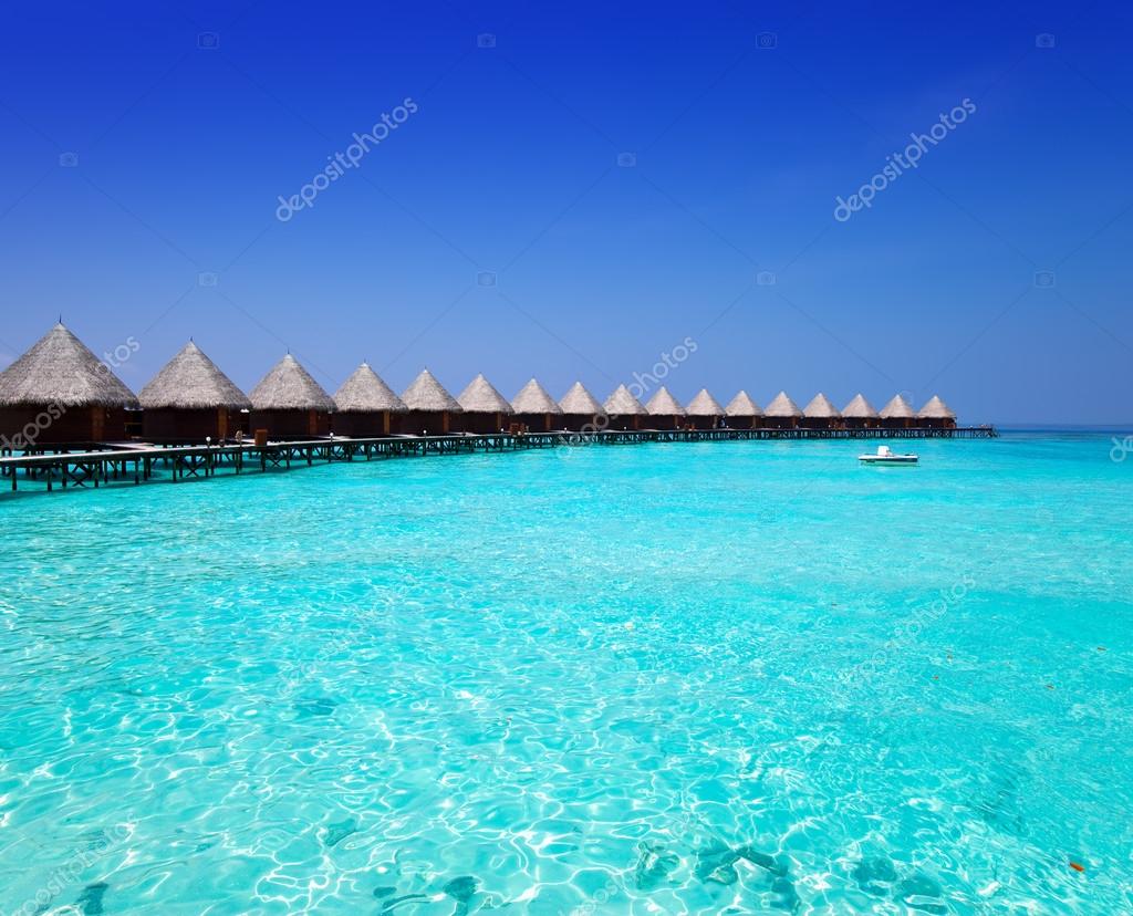 Case su palafitte sul mare. maldive — foto stock © kkulikov #31222505 Case di legno su palafitte