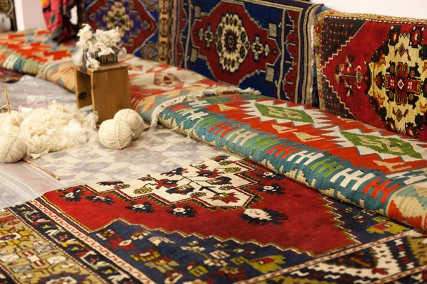 Manual production of carpets