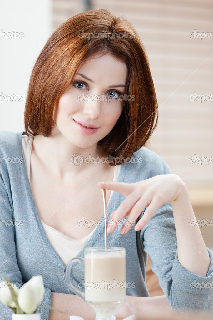 Kafede muzlu süt olan kadın — Fotoğraf sahibi agencyby - depositphotos_18374063-Woman-with-milk-shake