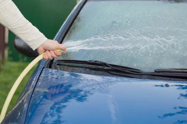 The process of washing cars with a hose with water