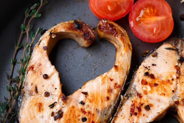 Salmon steak with thyme and pepper