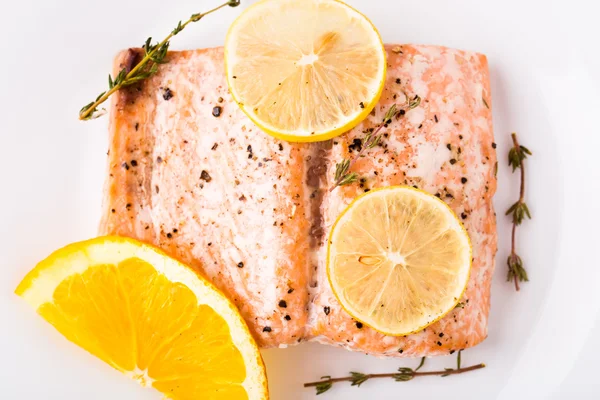 Salmon fillet with citrus and thyme