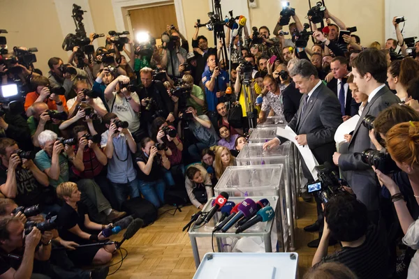 Early presidential elections in Ukraine. Petro Poroshenko vote a