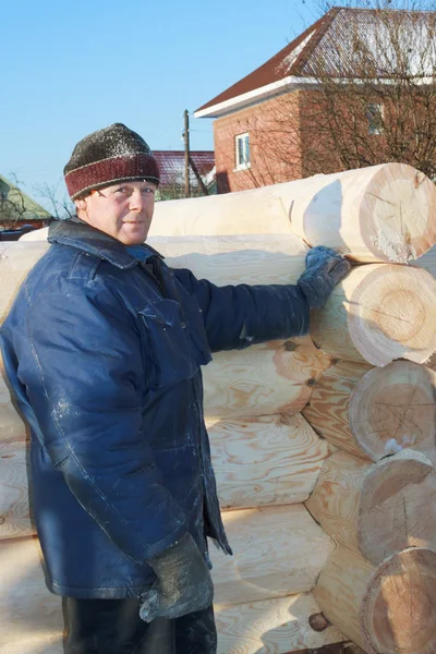 Carpenter produces log-house
