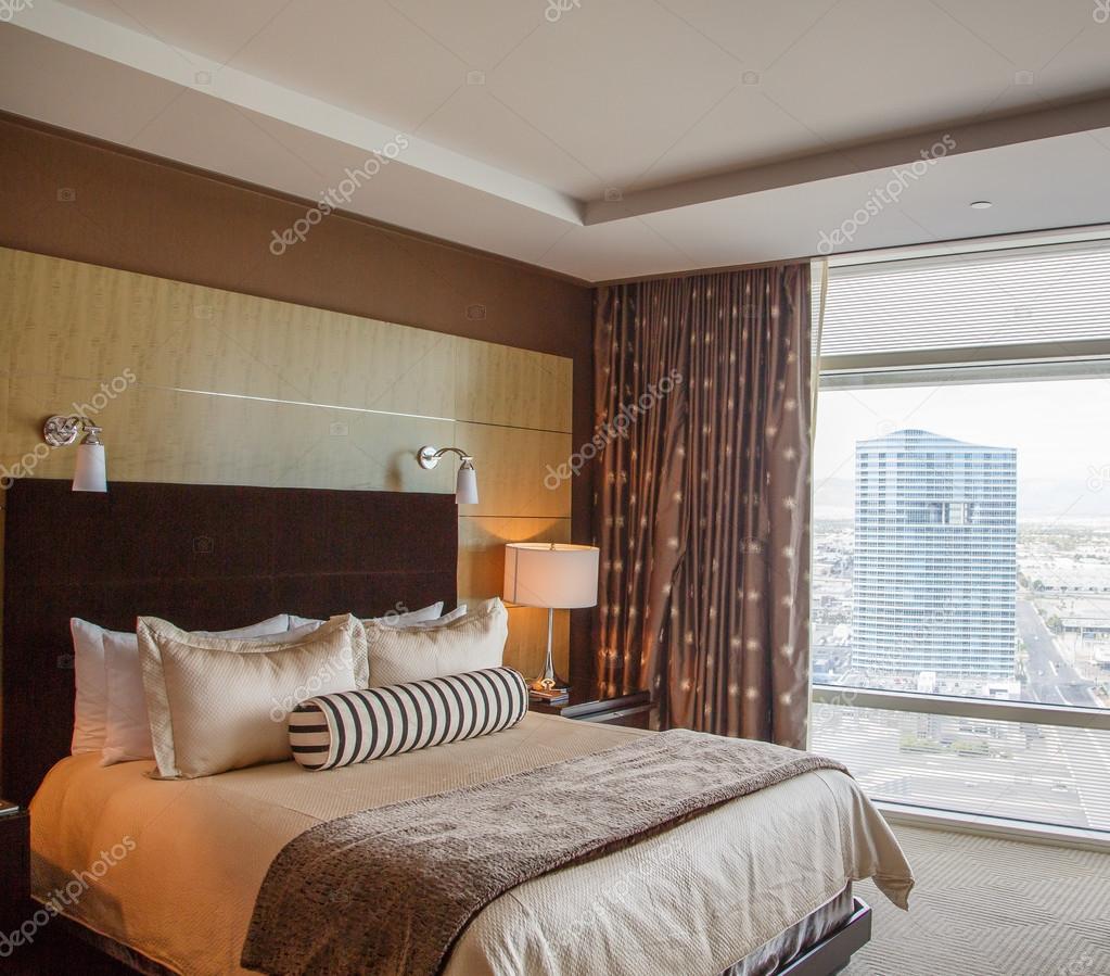 Nce letto nella camera d'albergo di lusso — foto stock © dbvirago ...