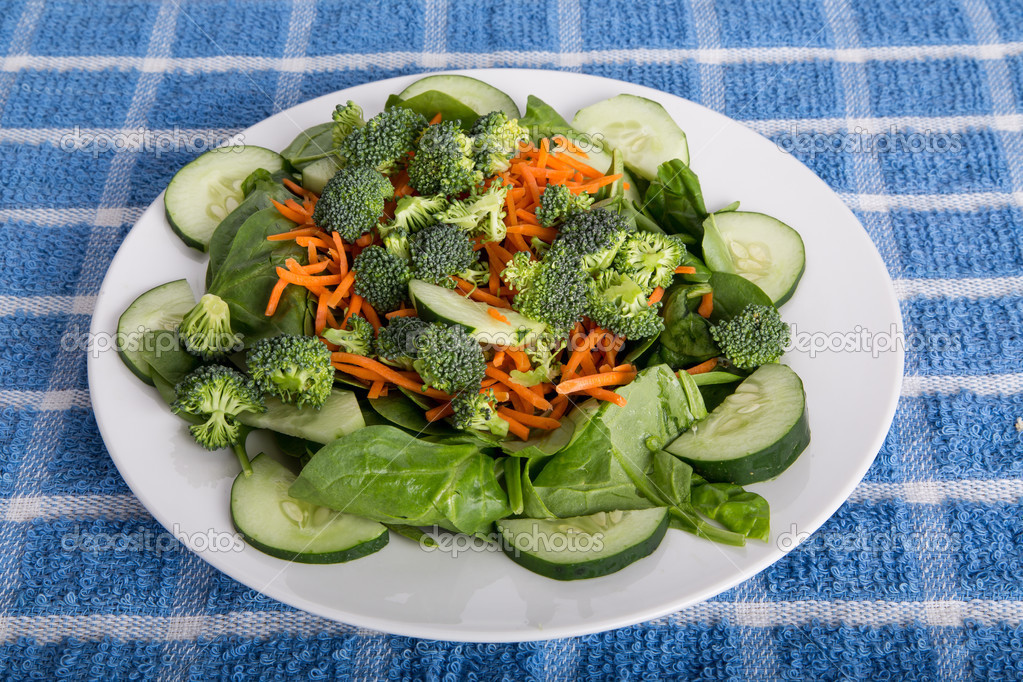 Ensalada de espinacas con pepino y brócoli — Foto de stock © dbvirago