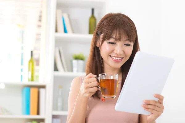 Enjoying cup of tea and digital tablet — Stock Photo #14926069