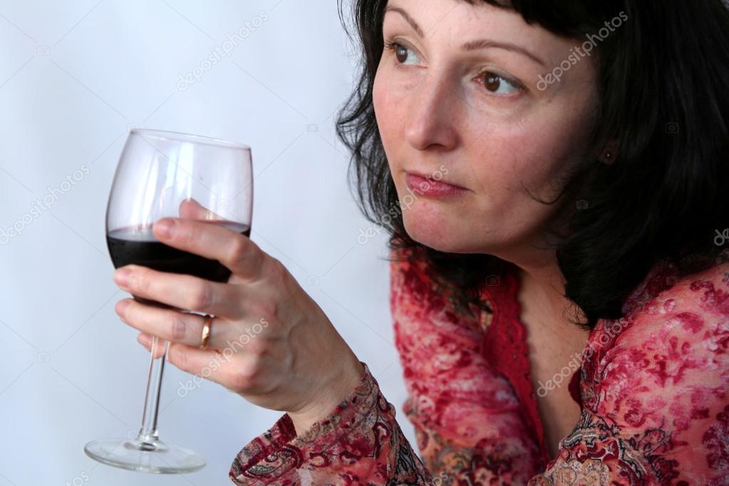bir bardak şarap ile güzel olgun esmer — Fotoğraf sahibi Hallgerd - depositphotos_13684897-Woman-drinking-wine